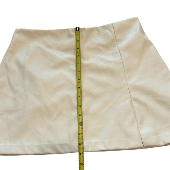 TCEC Cream Faux Leather Mini Skirt With Side Slit - Picture 9 of 9